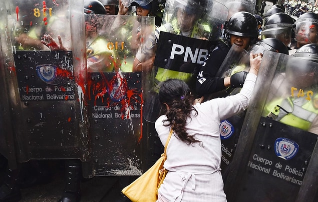 4. Venezuela hükümetine karşı süren protestolar devam ediyor ve 1 Nisan'dan bu yana 38 kişi çatışmalarda hayatını kaybetti.