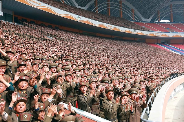 9. Kore Halk Ordusu üyeleri Kim Jong Un için tezahürat yapıyor, 13 Mayıs.