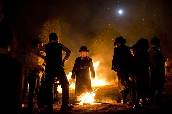 23. İsrail'de Ortodoks Museviler 13 Mayıs günü Lag Ba'Omer kutlamaları için ateş yakıyor.
