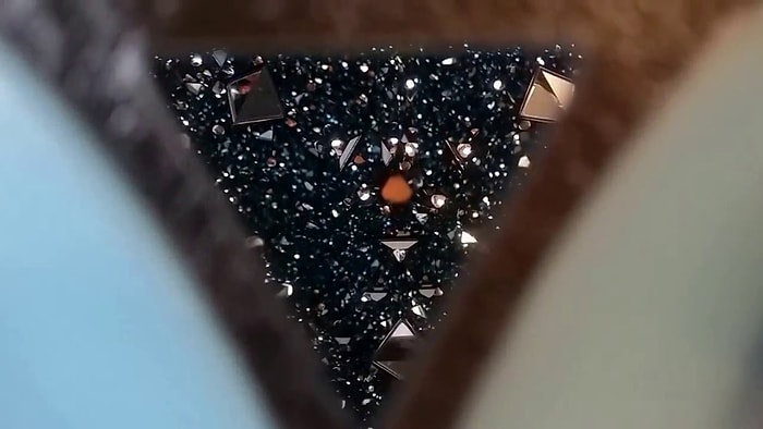 İnsana Adeta Paralel Evrene Geçiyormuş Hissi Uyandıran Aşırı Aynalı Küre