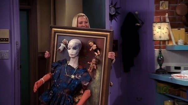 7. Можно вешать эти странные картины, которые все считают уродливыми, но только не вы