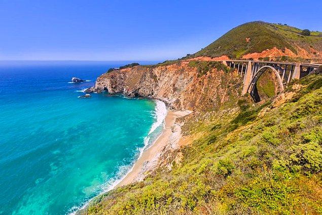 24. California'nın benzersiz bir manzara sunan Pasifik Kıyısı Otoyolunda bir yolculuk yapın.