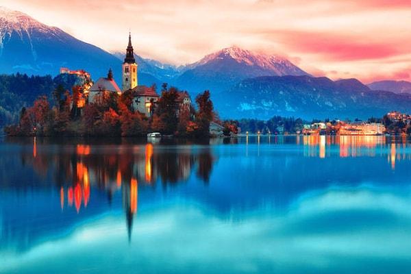 29. Slovenya'nın en nefes kesici manzaralarından biri olan masmavi Bled Gölü ve antik çağlardan kalma bu şatoyu görün.