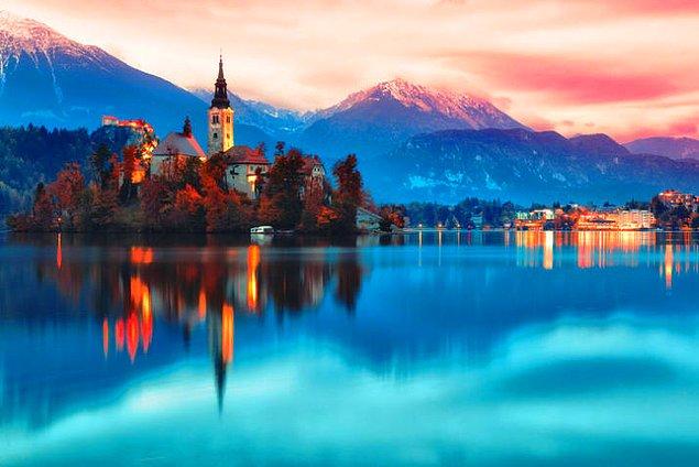 29. Slovenya'nın en nefes kesici manzaralarından biri olan masmavi Bled Gölü ve antik çağlardan kalma bu şatoyu görün.