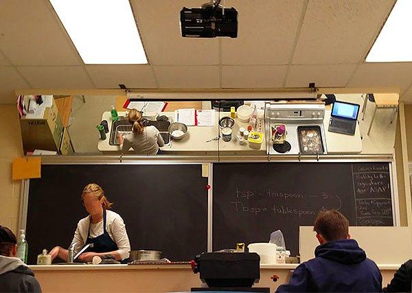 9. Burası bir aşçılık okulu ve öğrencilerin öğretmeni görmesi için tavana ayna monte edilmil.