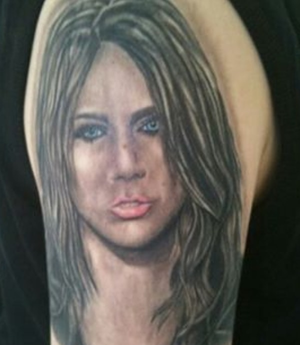 17. Интересно, а у этого фаната есть татуировка с Майли Сайрус на шаре?