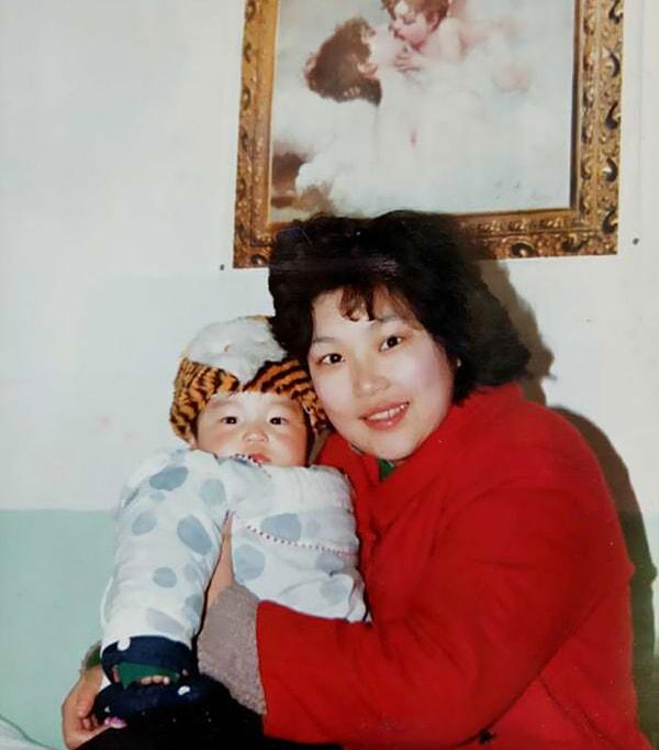 Zou Hongyan, oğlunu ilk kez 1988 yılında kucakladı. Ancak doğum sırasında neredeyse havasızlıktan ölen Ding Ding adındaki oğlan, serebral palsili doğdu.