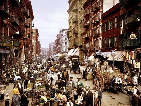 1870 ve 1915 yılları arasında, New York nüfusu 1.5 milyondan 5 milyona çıkarak üçe katlandı. 1900'de çekilen bu fotoğrafta, İtalyan mülteciler Mulberry sokağını dolduruyor.