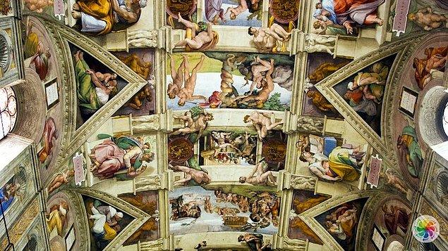1000 m² alanda çalışan Michelangelo, 300'den fazla figür ve Eski Ahit'te tarif edilen 9 sahneyi içeren tavan fresklerini 4 yılda tamamlamayı başarmıştır.