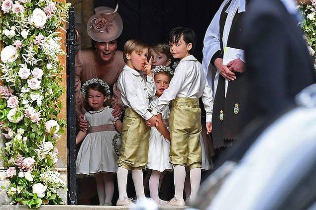 2 yaşındaki Prenses Charlotte teyzesinin düğününde çiçek taşıma görevini üstlendi.