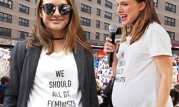 Daha sonra Trump'ın başkanlığının protesto edildiği, dünyanın dört bir yanından kadınları buluşturan "Kadın Yürüyüşü"nde Natalie Portman'ın üzerinde karşımıza çıktı.