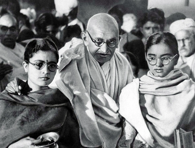 The Dark Side Of Gandhi: Authors Claim Gandhi Was “A Racist Who Forced Young Girls To Sleep With Him” - onedio.co