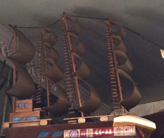 15. Salonun irtifası en yüksek yerine konulmuş el yapımı gemi maketi