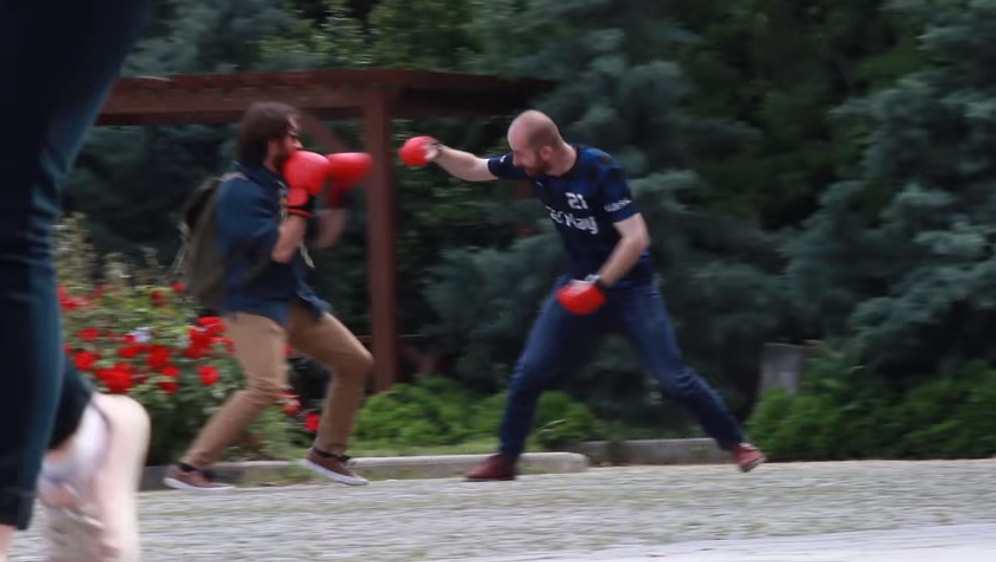 Sokakta Karşılarına Çıkan İnsanları Çeşitli Sporlara Davet Eden Efsane Ekip