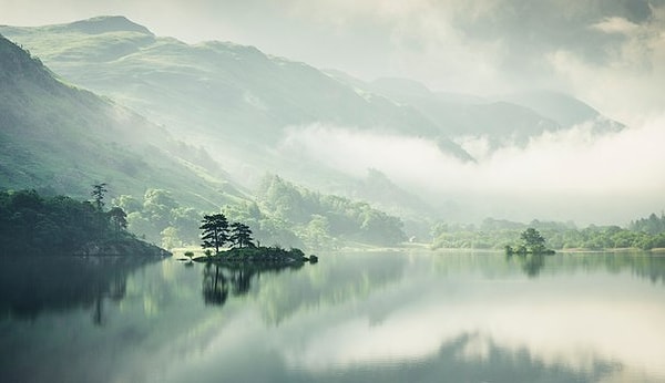 8. Кто понял жизнь… Тот больше не спешит… Смакует каждый миг и наблюдает… Как спит ребенок… Молится старик… Как дождь идет, и как снежинка тает…