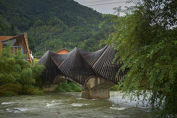 Yapılar arasında öğrenci yurdu, çini müzesi ve bambu köprü bulunuyor.
