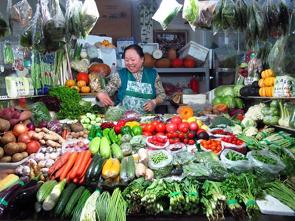 9. А это продавщица овощей в Пекине (Китай).