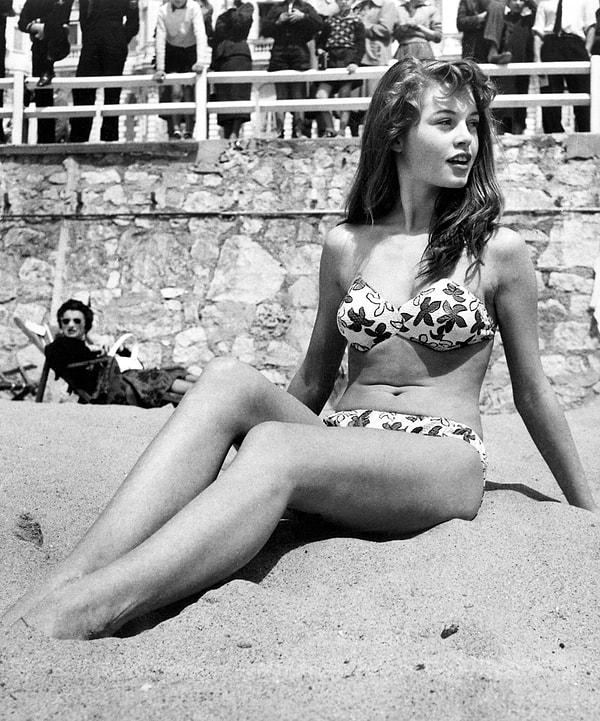 1. Fransız oyuncu Brigitte Bardot, festivalde sahilde güneşleniyor.