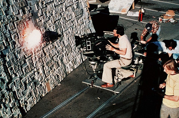 3. Съемочная группа запечатлевает взрыв на модели Звезды Смерти.