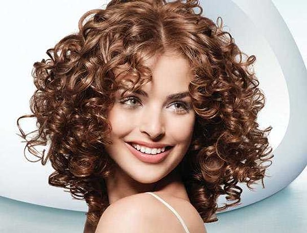 1. Девушки с кудряшками всегда будут заряжать вас своим позитивом. Это ведь так необходимо нам, особенно в пасмурные деньки!