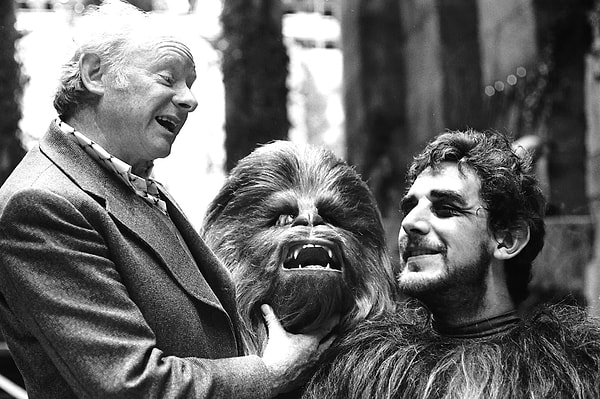 10. Гример Стюарт Фриборн обсуждает Чубакку с актером Питером Мейхью.