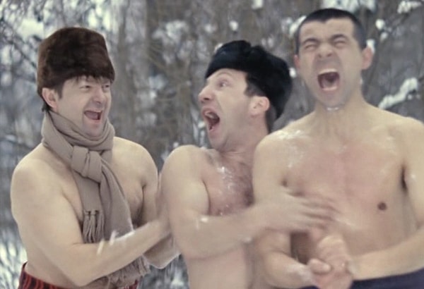 15. Кадр, где актеры растирают друг друга снегом – импровизация.