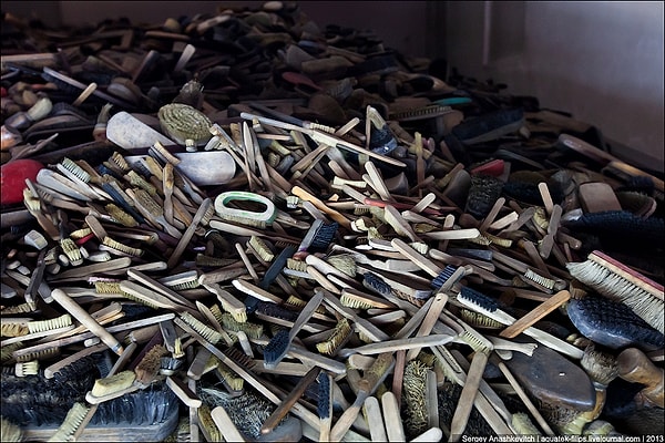 3. Здесь есть помазки для бритья, зубные щетки, расчески...