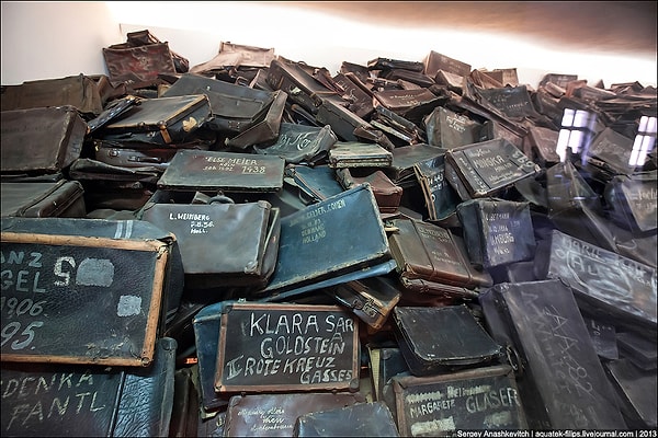 7. Чемоданы с написанными на них фамилиями депортированных людей.
