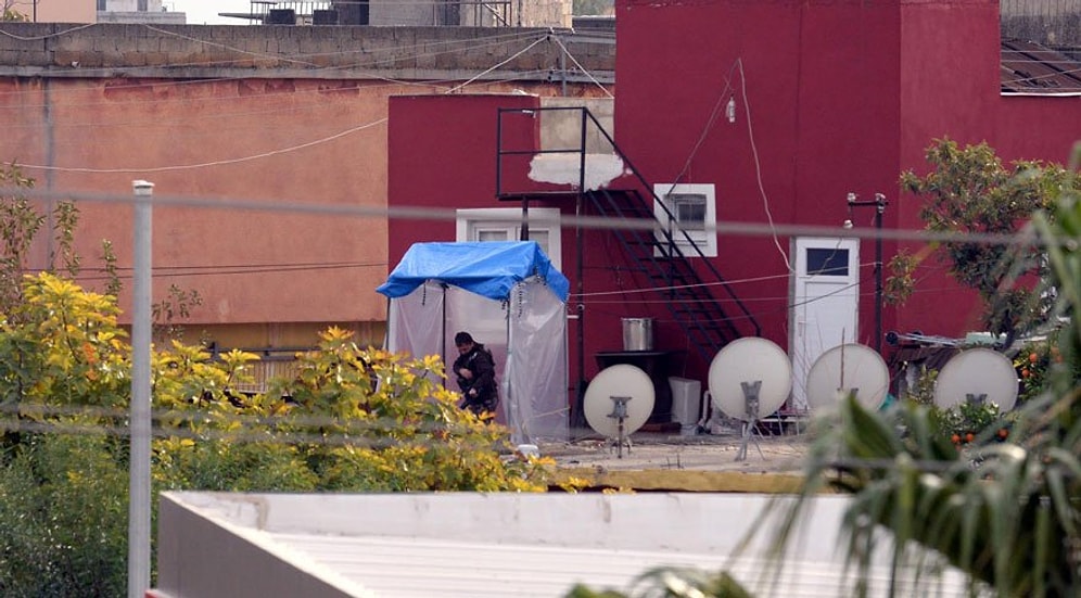 Tarsus'ta Neler Oluyor? İlçedeki 'Kırmızı Ev'in Çevresinde Yedi Aydır Süren Esrarengiz Kazı