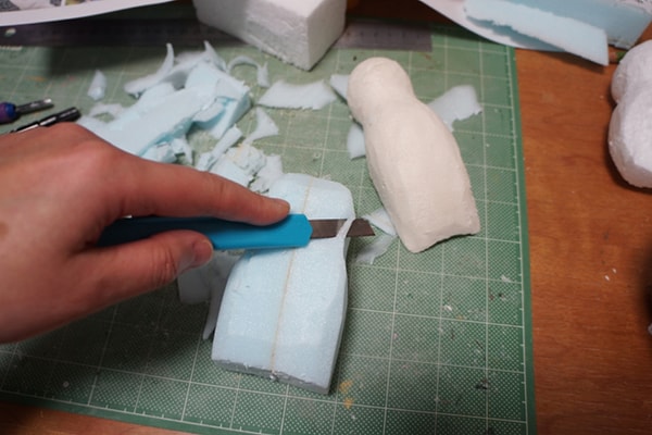 1. Вырежьте из плотного пенокартона две одинаковые формы при помощи канцелярского ножика. Это будут головы голубей.