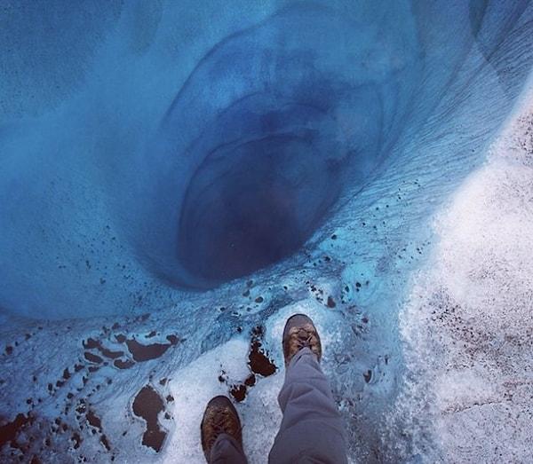 2. Alaska'daki 300 metre derinliğindeki deliğin üzeri yalnızca berrak bir buz katmanıyla kaplı.