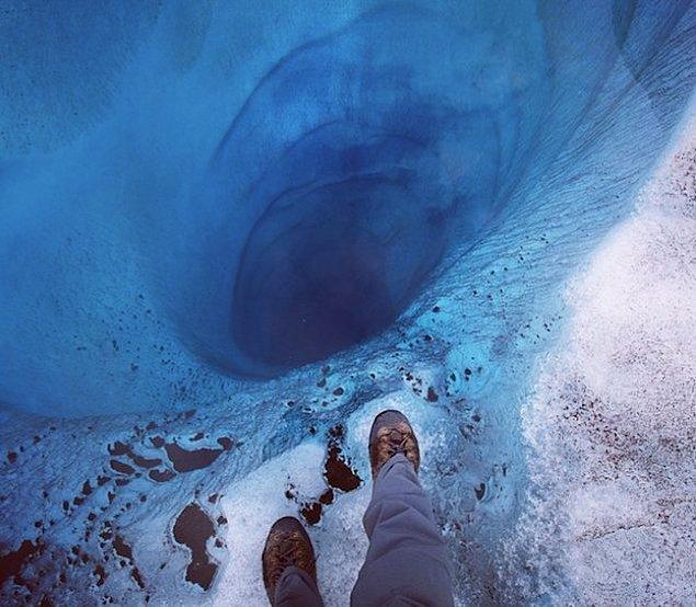 2. Alaska'daki 300 metre derinliğindeki deliğin üzeri yalnızca berrak bir buz katmanıyla kaplı.