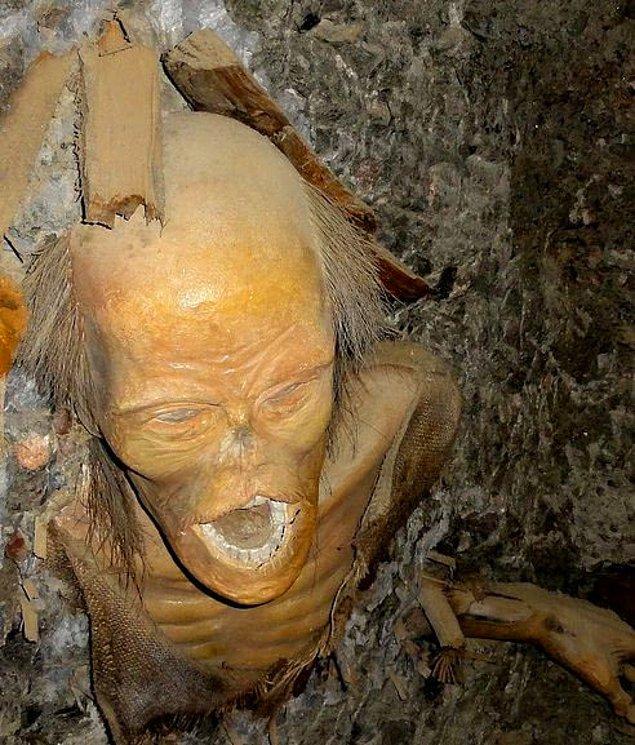 17. 2300 yıl önce bir tuz madeninde çalışırken ölen kölenin cesedi.