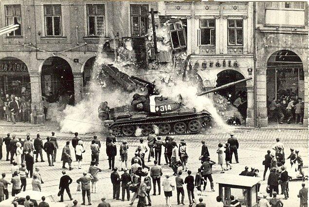 22. Varşova Paktı'nın Çekoslovakya'yı işgali sırasında bir binaya toslayan Sovyet tankı, 1968.