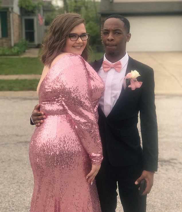 Meet Tre Booker and Madison – a completely adorable couple that just recently attended their school prom. Just like most high school couples, before heading to the dance they stopped to snap a few pictures.