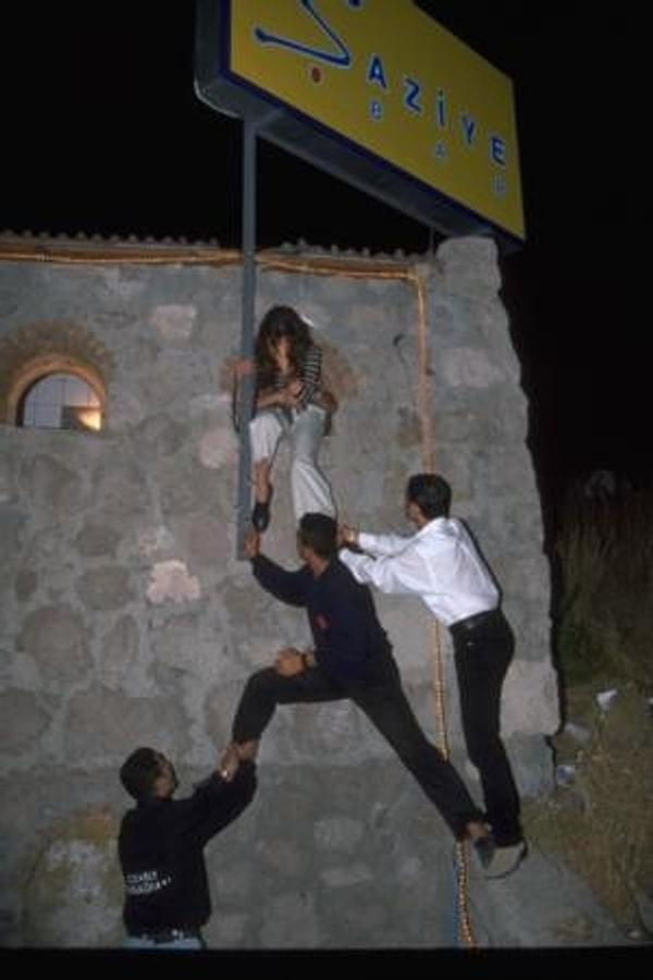 6. Hande Ataizi'nin gece kulübünde paparazzilerden kaçmak isterken tuvalet camına sıkışması