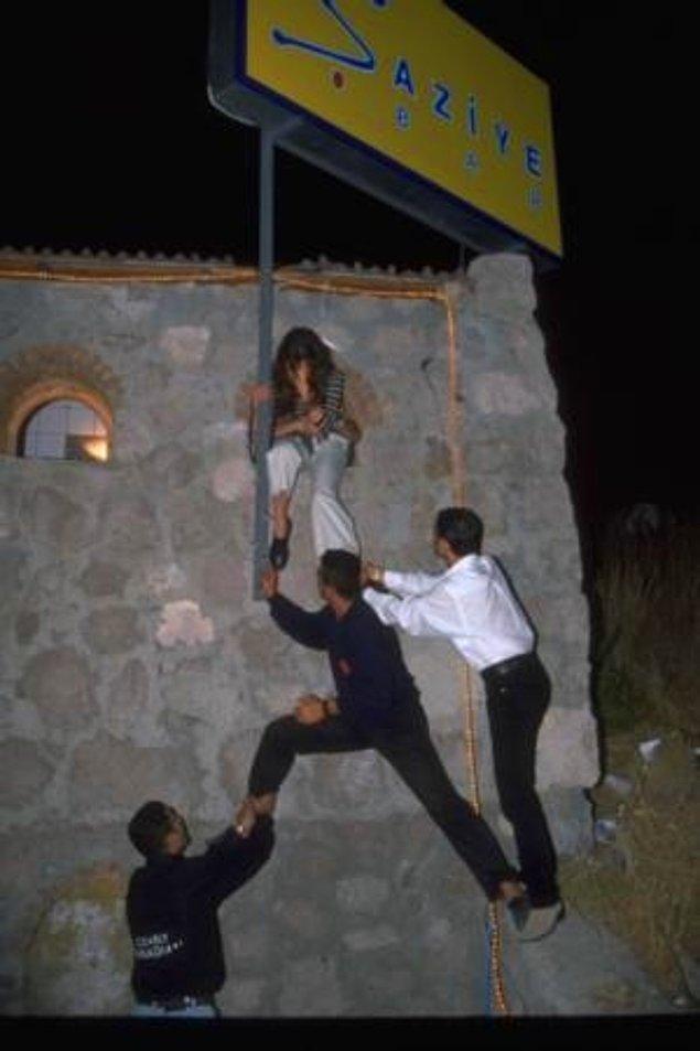 6. Hande Ataizi'nin gece kulübünde paparazzilerden kaçmak isterken tuvalet camına sıkışması