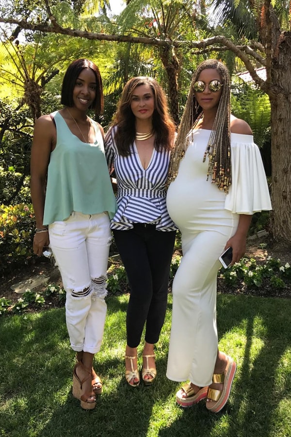 Beyoncé, büyüyen karnıyla Easter kutlamasında örgüleriyle büyüleyici görünüyordu.