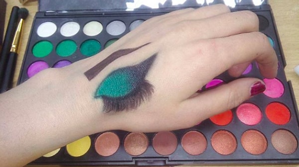 2. Глубокий изумрудный вечерний макияж