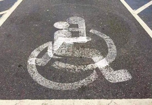 9. Этот "художник" вряд ли представляет принцип работы инвалидных колясок.