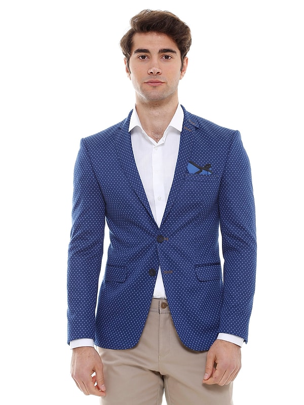 9. Манжеты рубашки должны слегка выглядывать из-под рукавов пиджака. На 1-2 см.