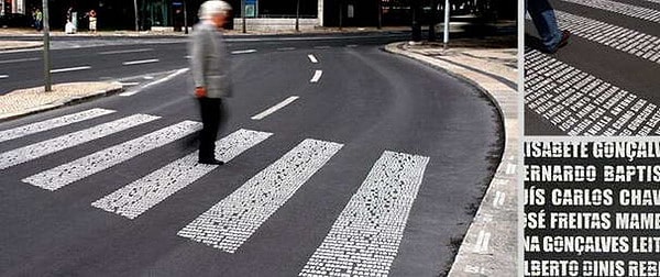 7. Странные и необычные пешеходные переходы встречаются не только в России. Это, например, "зебра" в Португалии. Выполнена она в виде мемориальной доски в память о погибших в ДТП:
