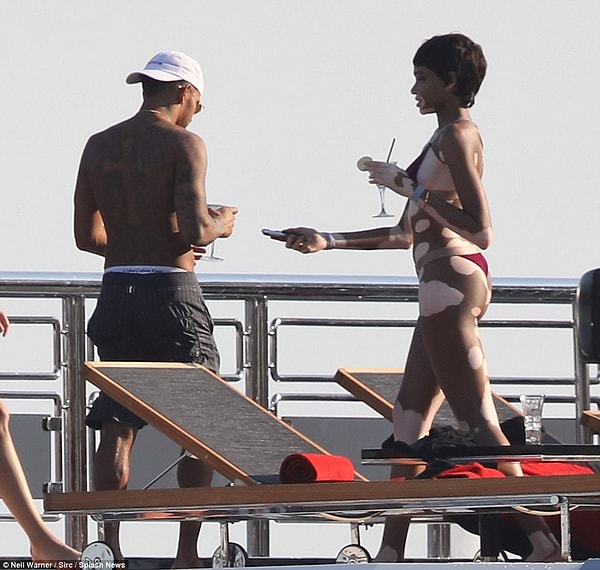 3. Тем самым Харлоу и Хэмилтон вновь породили слухи об их романе.