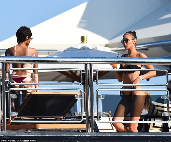 13. Нет ничего удивительного, что и на очередной вечеринке, прошедшей на яхте, они появились вместе.