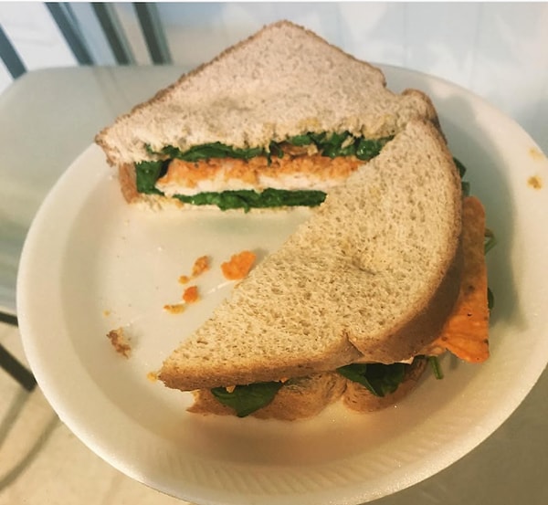 2. Нет денег на ветчину для сэндвича? Не беда, ведь можно заменить её... чипсами! 😱