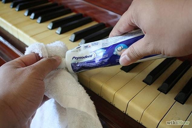 3. Put a small amount of toothpaste on a wet cloth and carefully clean the keys of your piano.