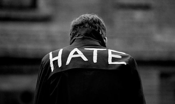 2. "Ненависть — месть труса за испытанный им страх."