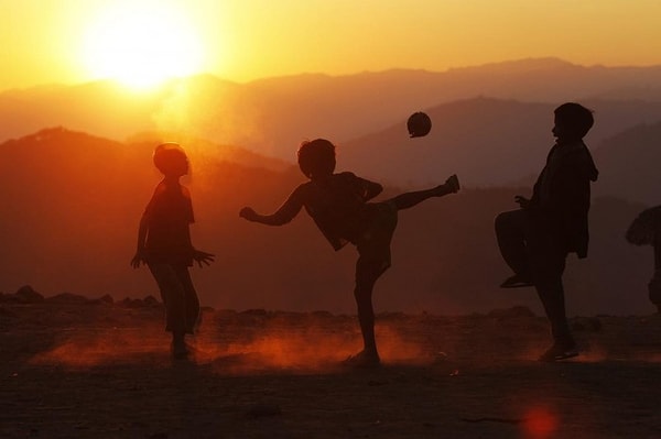 3. "Люди, умеющие веселиться, не имеют денег, а люди, имеющие деньги, не умеют веселиться."