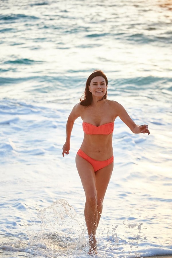 2. Сейчас женщина имеет фигуру, за которую убили бы дамы вполовину ее моложе.