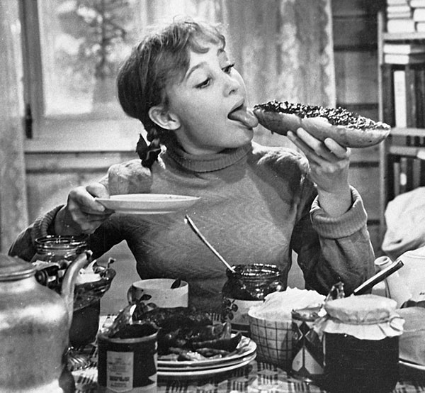 6. Изначально Тосю должна была сыграть жена режиссера Наталья Кустинская.